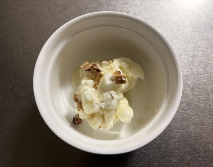 ナッツとハチミツをかけたビッグチーズ