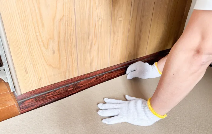 カーペットを敷いている様子