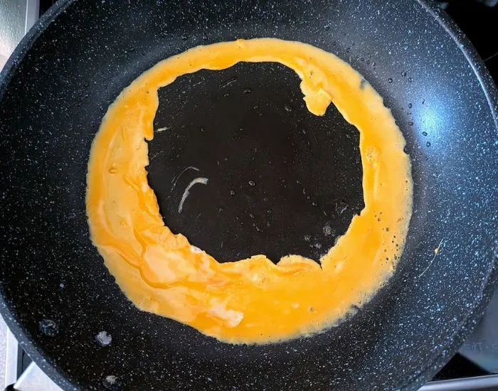 フライパンに流し入れた卵（撮影：grapeフード編集部）