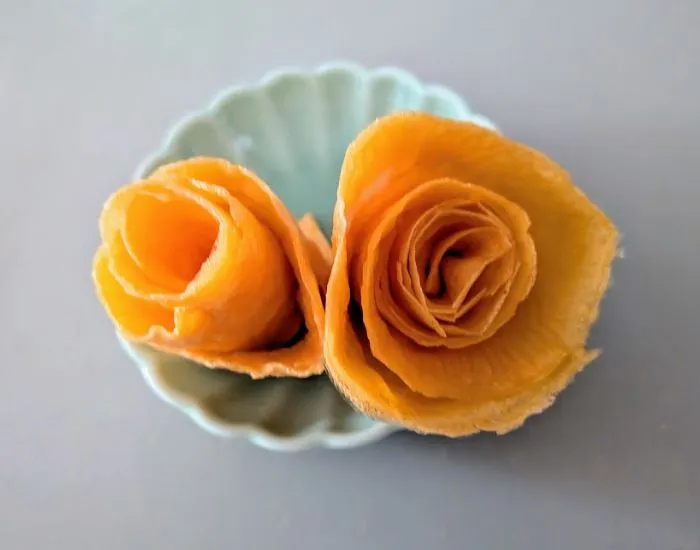 完成したバラ卵を皿にのせた様子（撮影：grapeフード編集部）