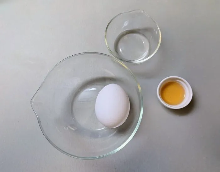 電子レンジ卵焼きの材料を並べた様子（撮影：grapeフード編集部）