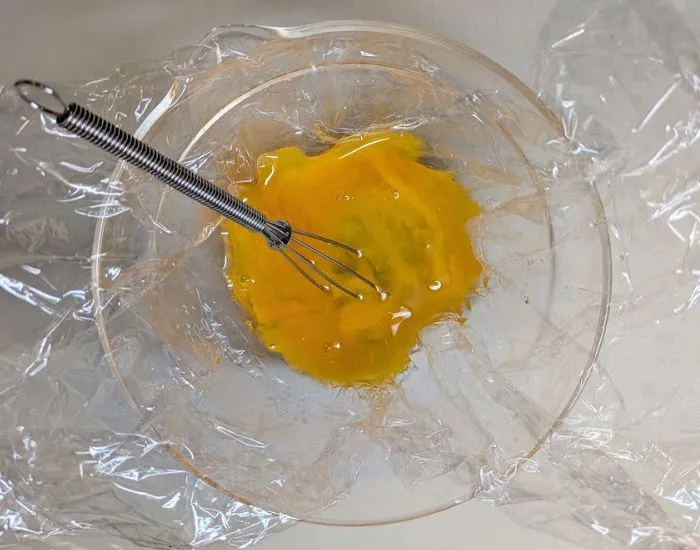 耐熱容器にラップを敷いて卵液を入れた様子（撮影：grapeフード編集部）