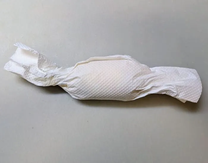 キッチンペーパーで包んで形を整えている様子（撮影：grapeフード編集部）