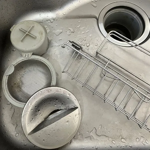 排水口のパーツを取り外した様子（撮影：grapeライフハック編集部）