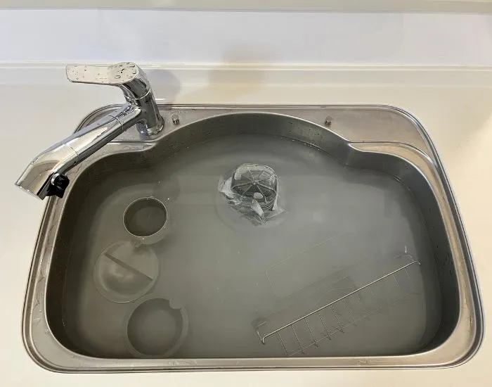 シンクをオキシ漬けしている様子（撮影：grapeライフハック編集部）