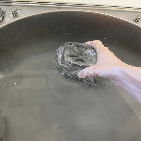 ペットボトルを抜いてお湯を流す様子（撮影：grapeライフハック編集部）