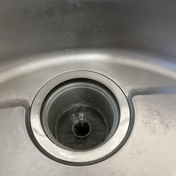 渦を巻きながら流れる排水の様子（撮影：grapeライフハック編集部）