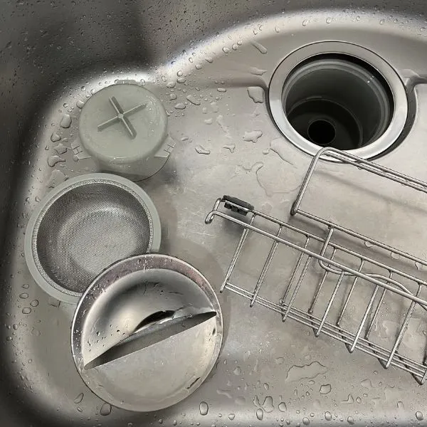 掃除後のシンクと排水口の様子（撮影：grapeライフハック編集部）