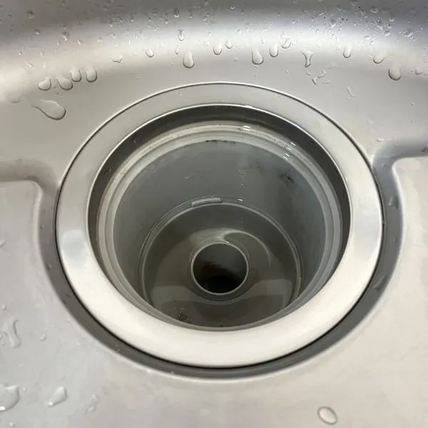 汚れが付着した排水口（撮影：grapeライフハック編集部）