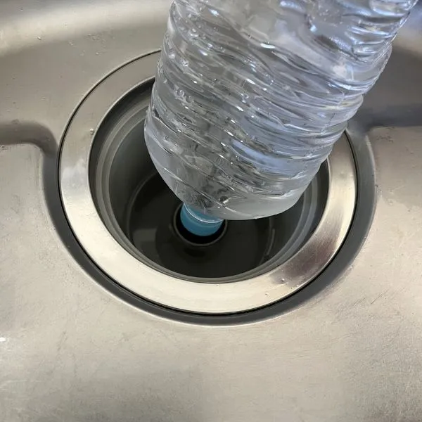 排水口にペットボトルを差し込んだ様子（撮影：grapeライフハック編集部）