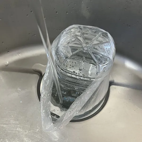ビニール袋に水を入れて排水口をふさいだ様子（撮影：grapeライフハック編集部）
