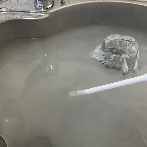 オキシクリーンを混ぜて溶かしている様子（撮影：grapeライフハック編集部）