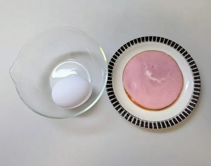 材料の卵とハム（撮影：grapeフード編集部）