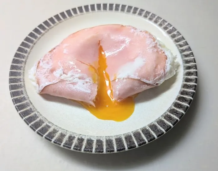 完成したハムエッグ（撮影：grapeフード編集部）