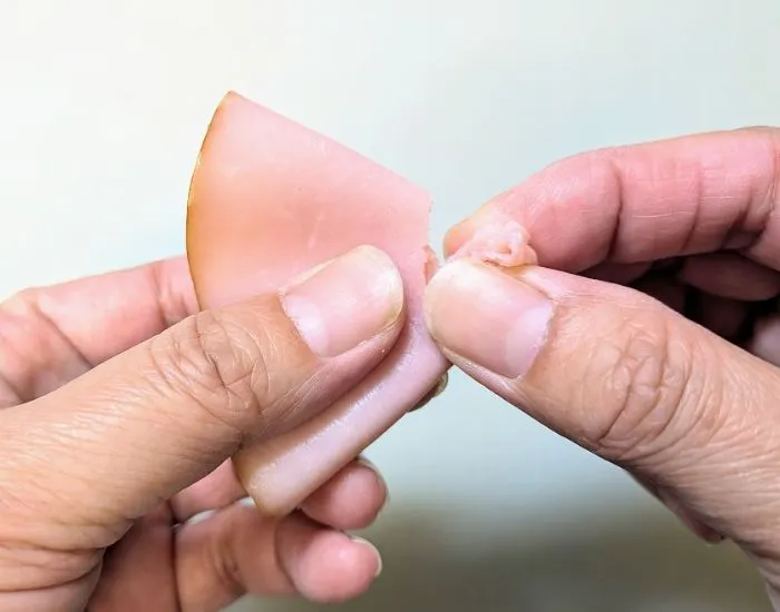 ハムをちぎる様子（撮影：grapeフード編集部）