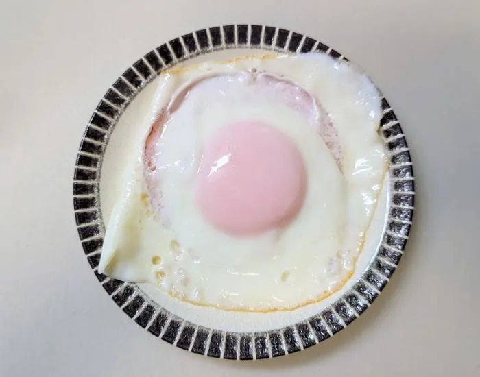 完成したハムエッグ（撮影：grapeフード編集部）