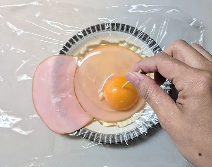 黄身に穴を開ける様子（撮影：grapeフード編集部）