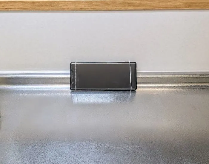 安定しているスマホ（撮影：grapeライフハック編集部）