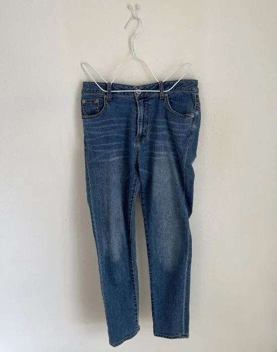 ズボンをかけて収納している様子（撮影：grapeライフハック編集部）