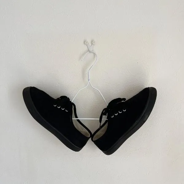 靴を引っかけて干している針金ハンガー（撮影：grapeライフハック編集部）