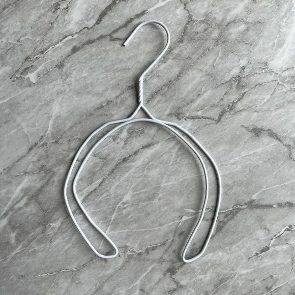 キャップ用の形に整えた針金ハンガー（撮影：grapeライフハック編集部）