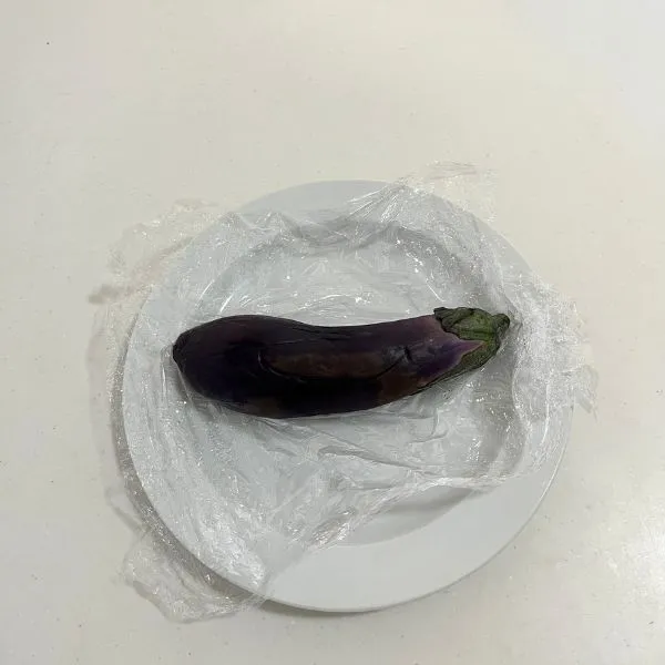 電子レンジで加熱する様子（撮影：grapeフード編集部）