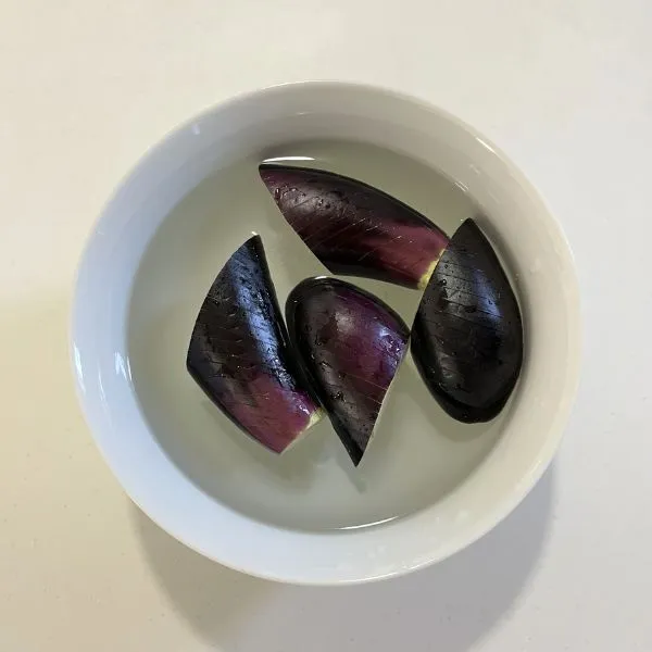 塩水に漬ける様子（撮影：grapeフード編集部）