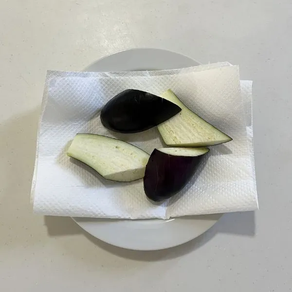 水気を拭き取ったナス（撮影：grapeフード編集部）