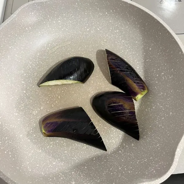 焼いたナス（撮影：grapeフード編集部）