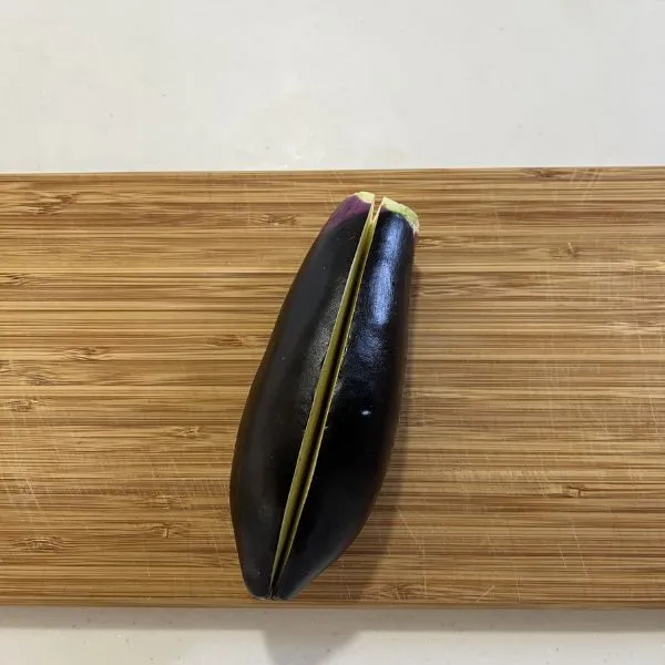 ナスに切り込みを入れる様子（撮影：grapeフード編集部）