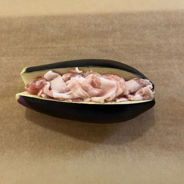 ナスに豚肉を挟む様子（撮影：grapeフード編集部）