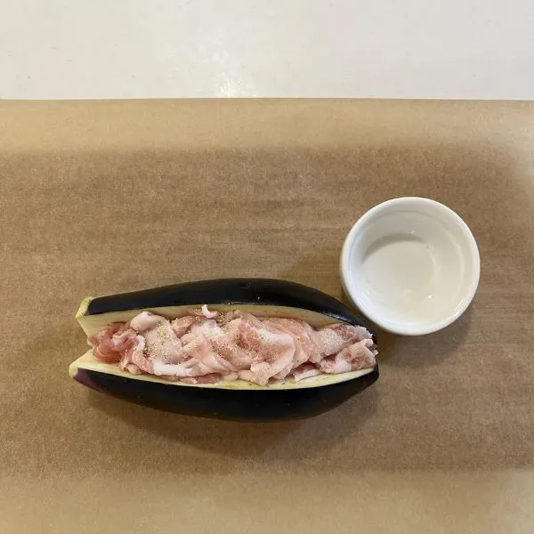 塩コショウを振る様子（撮影：grapeフード編集部）