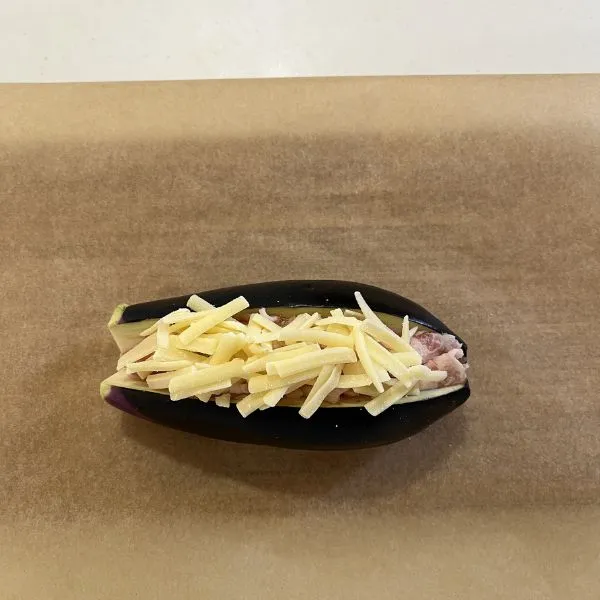 チーズをのせたナス（撮影：grapeフード編集部）