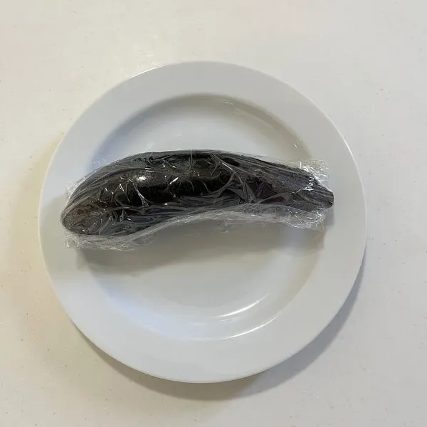 ナスをラップで包む様子（撮影：grapeフード編集部）