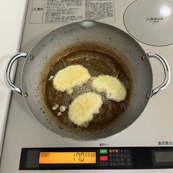 揚げ焼きしている様子（撮影：grapeフード編集部）