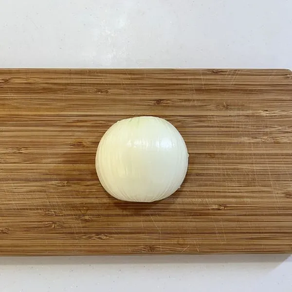 まな板の上に置かれたタマネギ（撮影：grapeフード編集部）