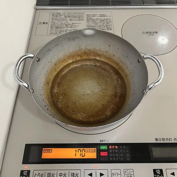 油を熱している様子（撮影：grapeフード編集部）