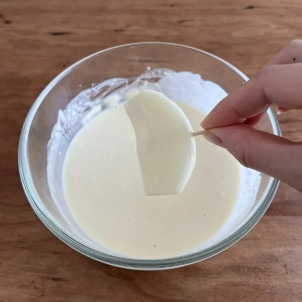 天ぷら液につける様子（撮影：grapeフード編集部）