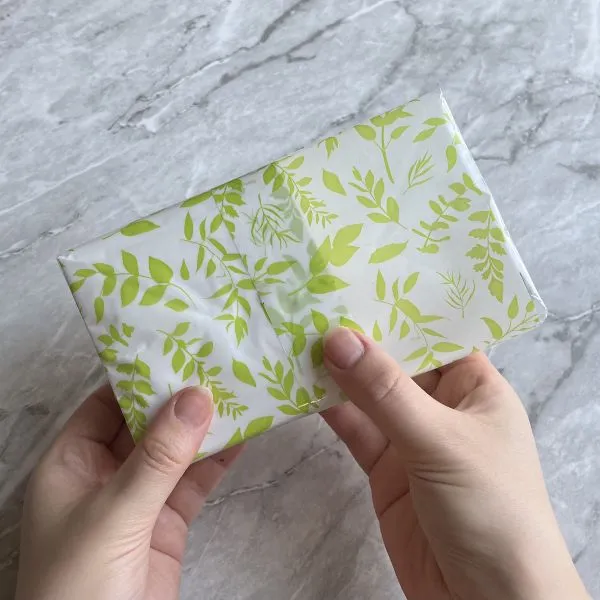 残り半分のティッシュに外袋をかぶせた様子（撮影：grapeライフハック編集部）