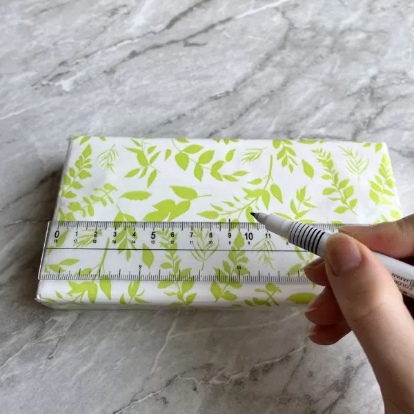 ティッシュの中央に印をつけた様子（撮影：grapeライフハック編集部）