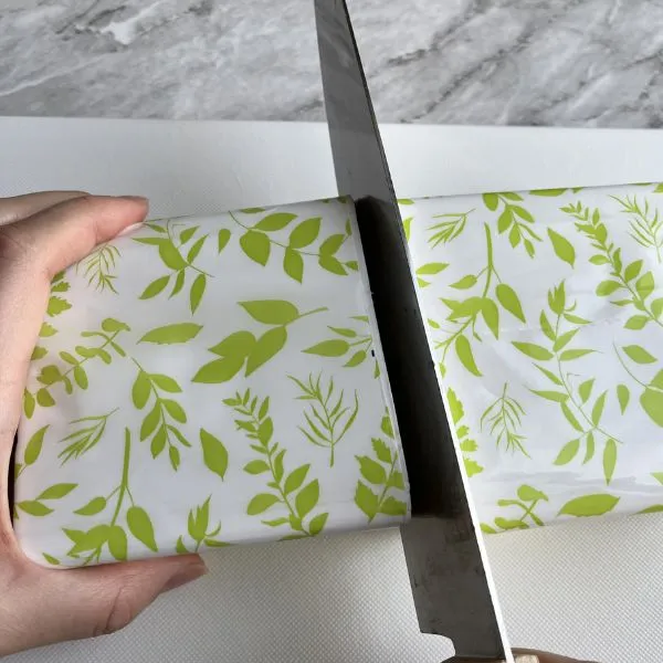 包丁でティッシュを半分に切っている様子（撮影：grapeライフハック編集部）