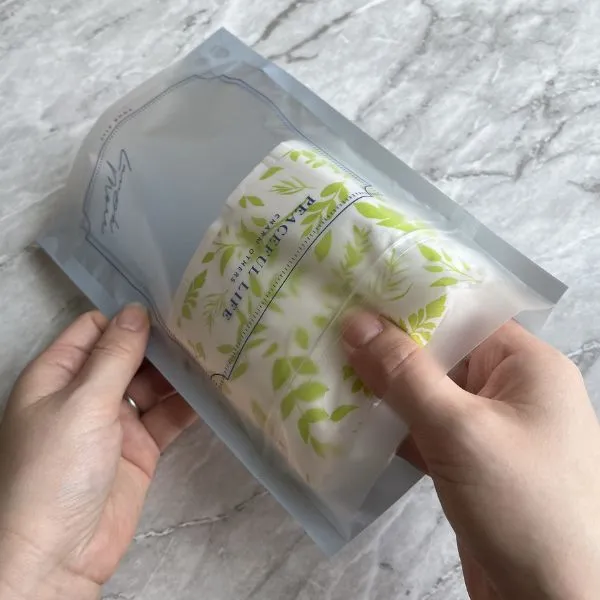 ティッシュを外袋ごとラッピング袋に入れた様子（撮影：grapeライフハック編集部）