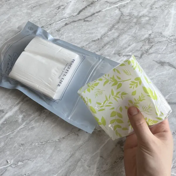 ラッピング袋にティッシュを入れてジッパーを閉じた様子（撮影：grapeライフハック編集部）