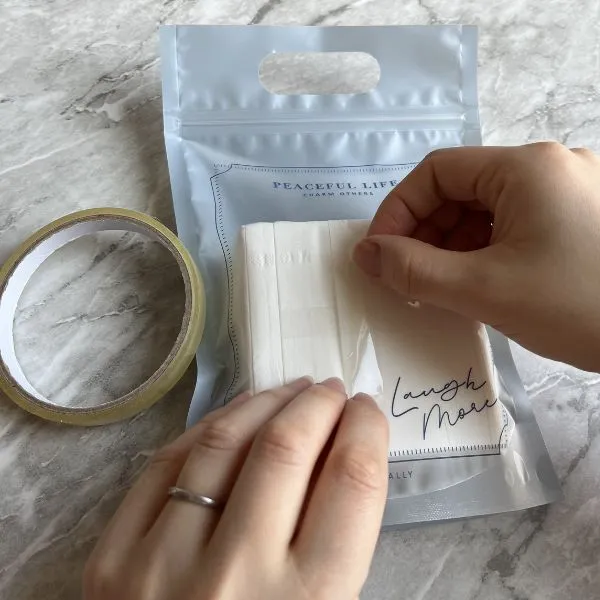 ラッピング袋にセロハンテープを十字に貼った様子（撮影：grapeライフハック編集部）