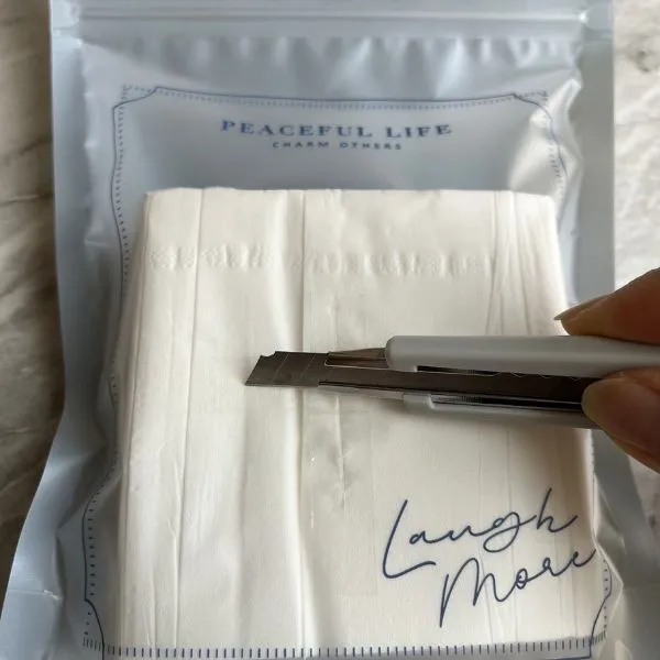 ラッピング袋に十字の切り込みを入れている様子（撮影：grapeライフハック編集部）