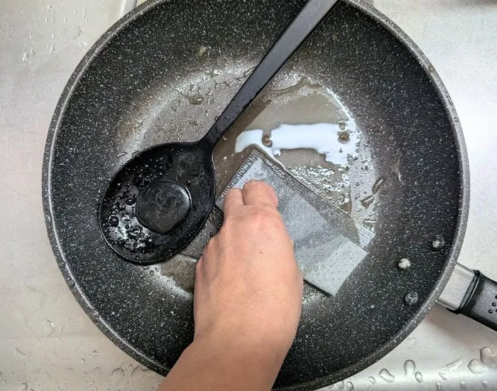 フライパン洗浄（撮影：grapeライフハック編集部）