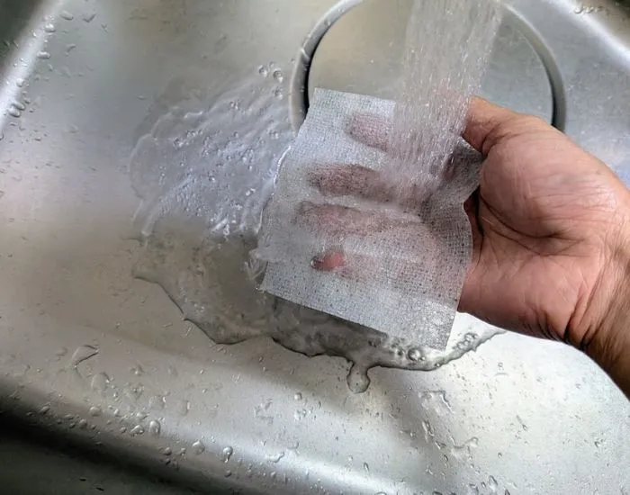 シートをぬらす様子（撮影：grapeライフハック編集部）