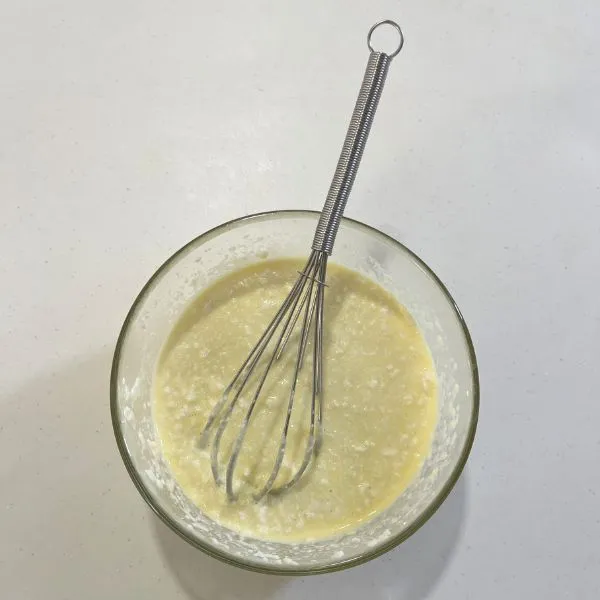 再加熱後に泡立て器でなめらかに混ぜている様子（撮影：grapeフード編集部）