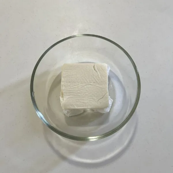 豆腐をキッチンペーパーで包んで加熱している様子（撮影：grapeフード編集部）