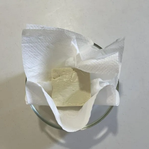 加熱後に新しいキッチンペーパーで豆腐を包み直した様子（撮影：grapeフード編集部）